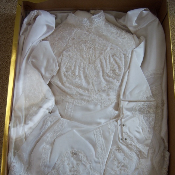 Wedding dress - Picture 1 of 6